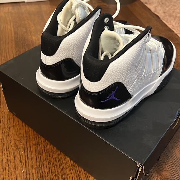 Jordan’s - Picture 3 of 5